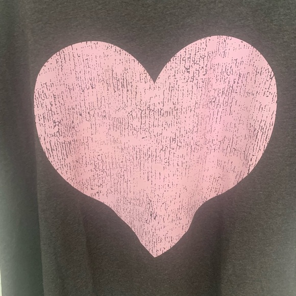Woman’s Large Distressed Pink Heart Short Sleeve TShirt - Picture 2 of 2